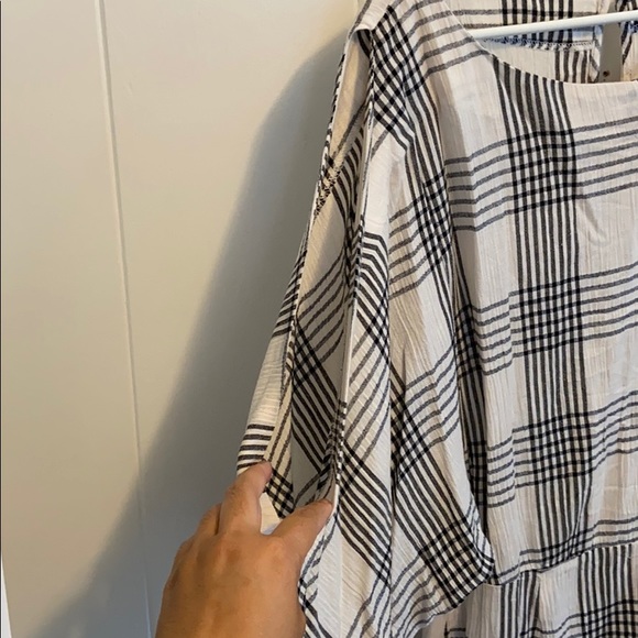 CUTE Woven dress shoulder slits and open back!! - Picture 6 of 6